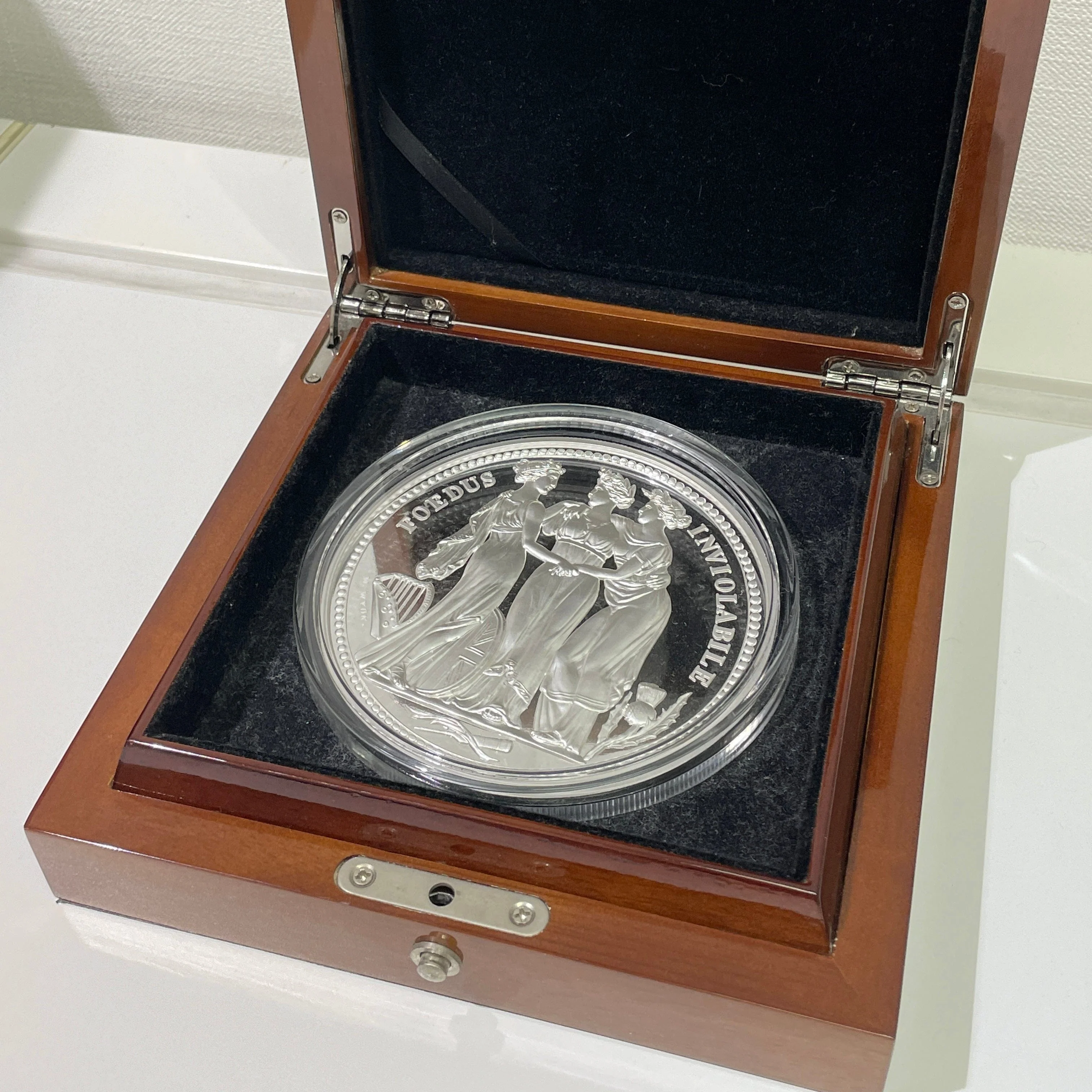 2020年 オルダニー スリー・グレイセス 1キロプルーフ銀貨 未鑑定 COA059 - Image 3